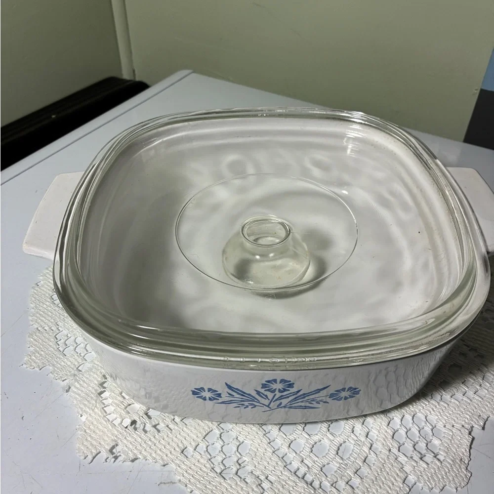 Corningware White Casserole with Blue Floral Motif and Glass Lid 2 qt - Picture 5 of 8